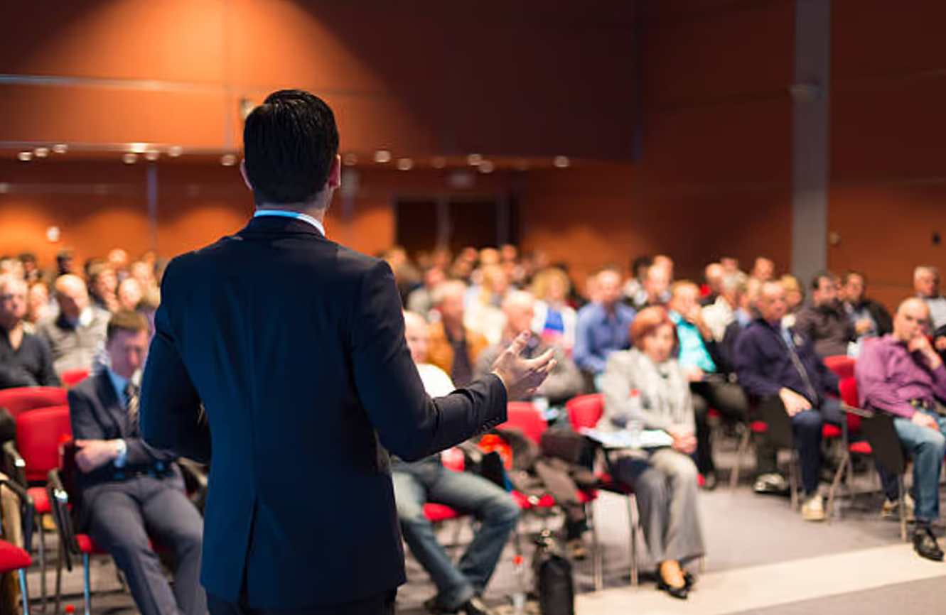 You are currently viewing Mastering the Art of Public Speaking: How a Public Speaking Coach Can Transform Your Skills