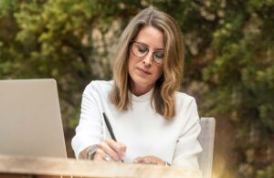 Read more about the article Online Life Coach Programs: Everything You Need to Know